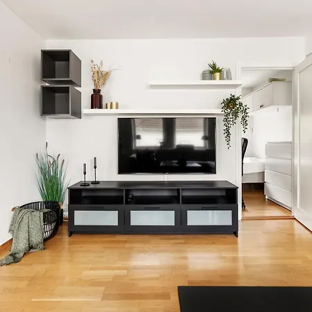 Modern And Spacious Apt In Historic Area Of *