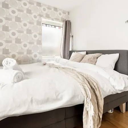 Modern And Spacious In Historic Area Of Leilighet