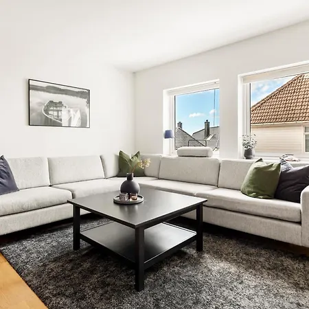 Modern And Spacious In Historic Area Of Apartman